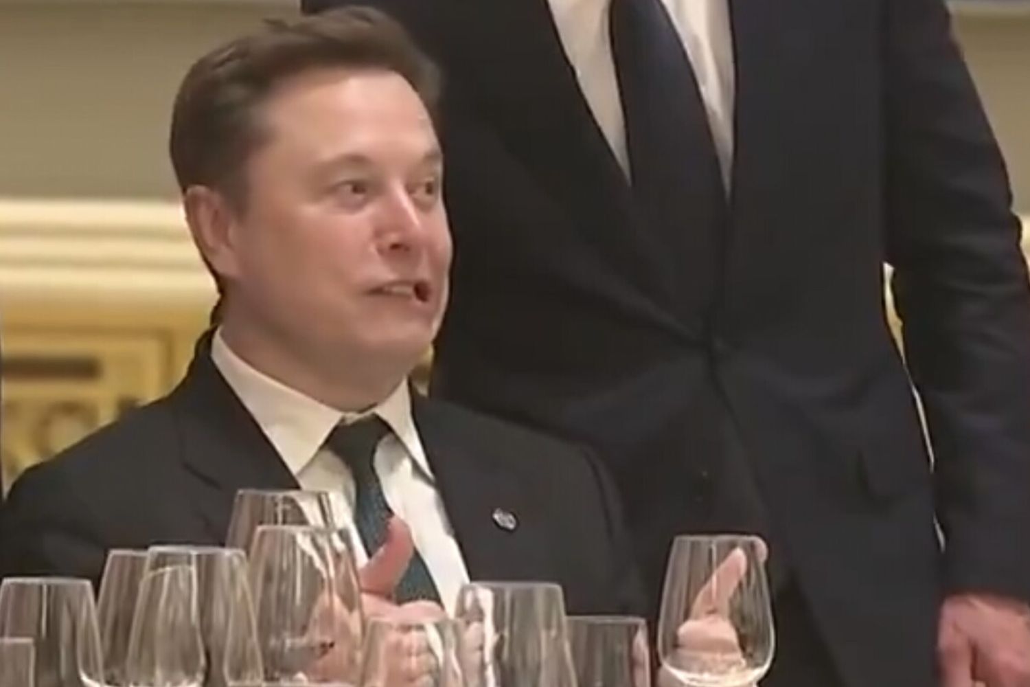 Elon Musk  fa le smorfie alla cena ufficiale a Pechino