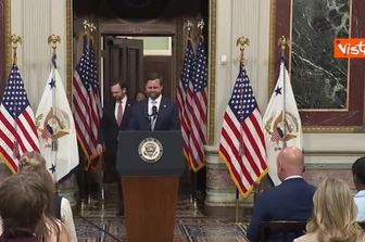 Trump a Pechino, JD Vance: Senza il Presidente mi sento come in Mamma ho perso l'aereo