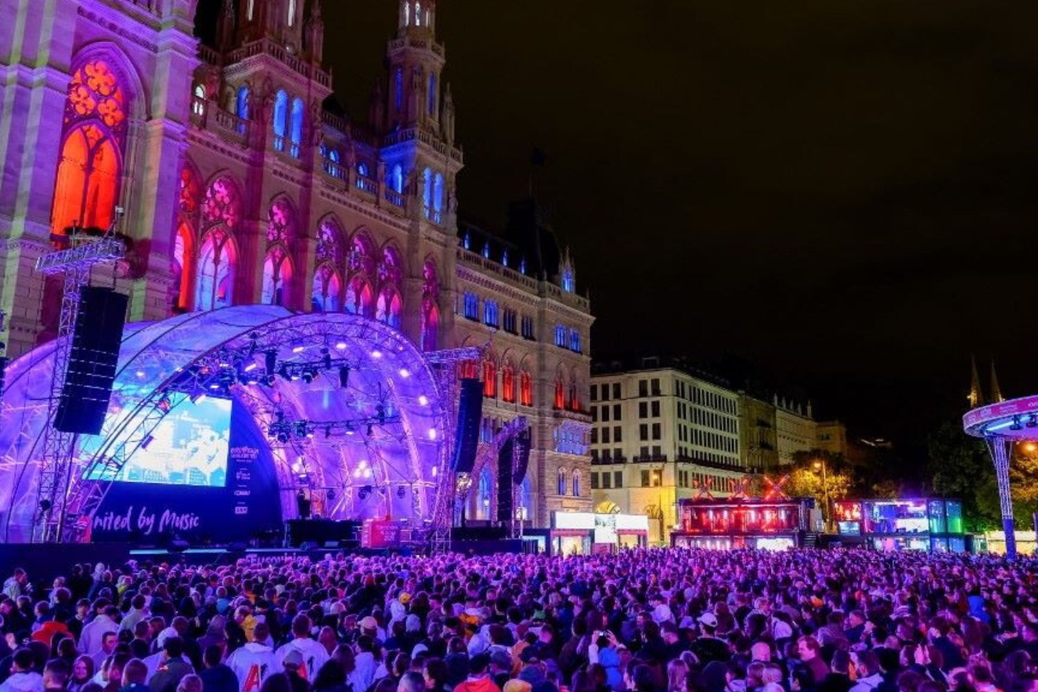 I fan si radunano nell'area riservata di fronte al Municipio durante la seconda semifinale dell'Eurovision Song Contest 2026 alla Wiener Stadthalle di Vienna il 14 maggio 2026
