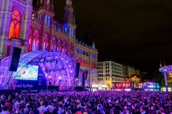 I fan si radunano nell'area riservata di fronte al Municipio durante la seconda semifinale dell'Eurovision Song Contest 2026 alla Wiener Stadthalle di Vienna il 14 maggio 2026