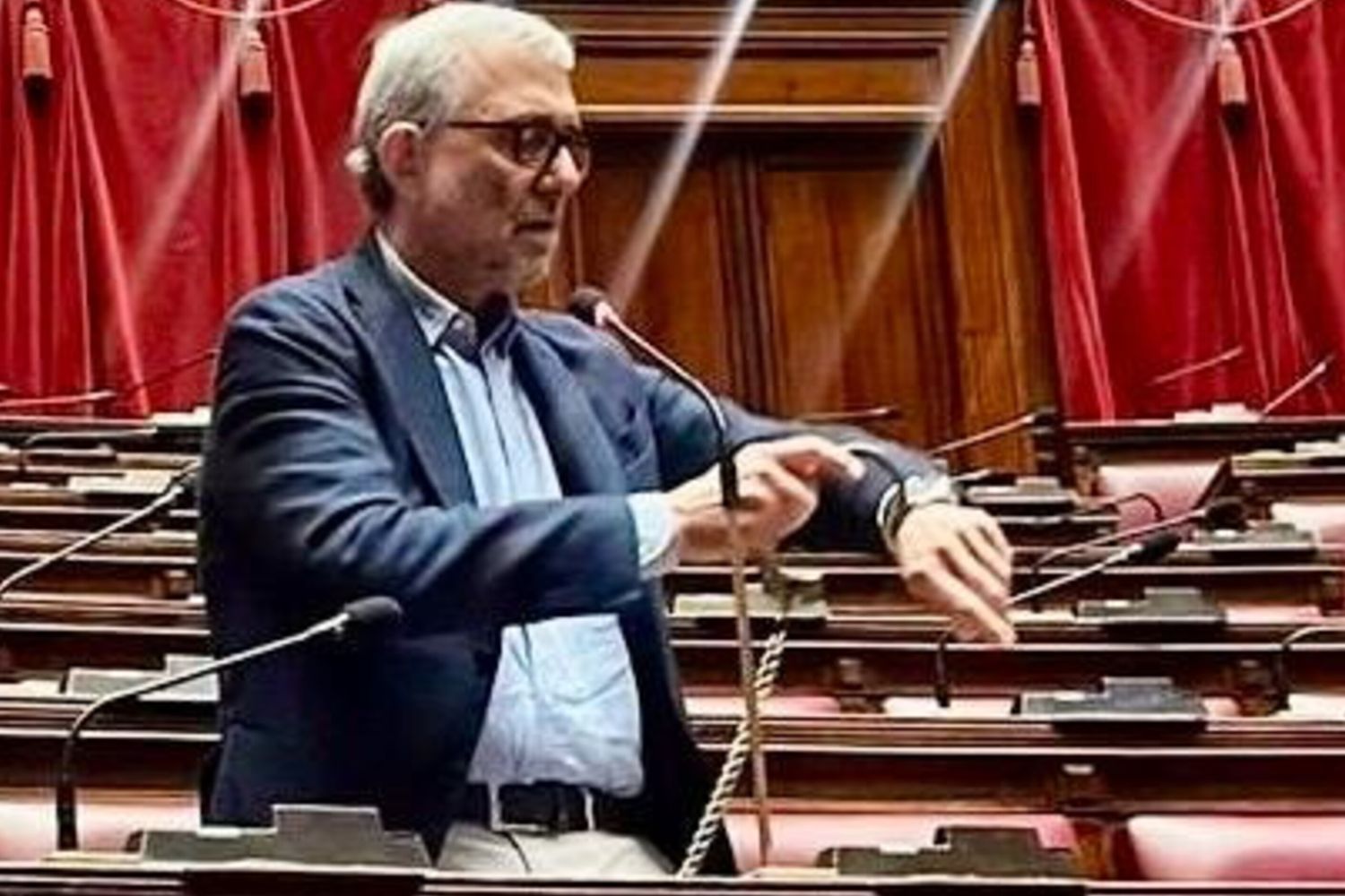 Roberto Giachetti si ammanetta in Aula alla Camera