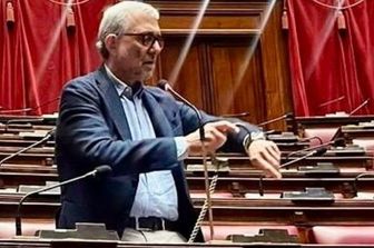 Roberto Giachetti si ammanetta in Aula alla Camera