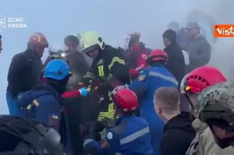 Guerra Ucraina, massiccio attacco russo su Kiev e altre città, vittime e distruzioni