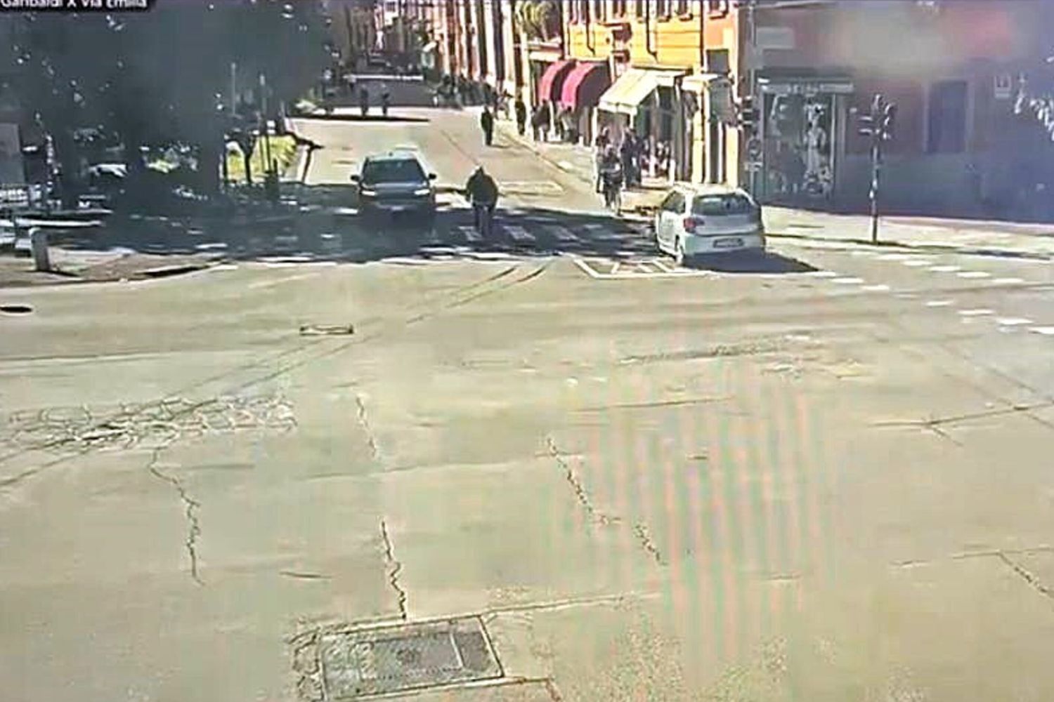 L'auto dell'attentatore di Modena si dirige contro la folla