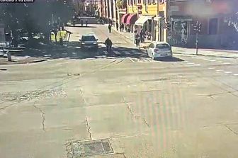 L'auto dell'attentatore di Modena si dirige contro la folla