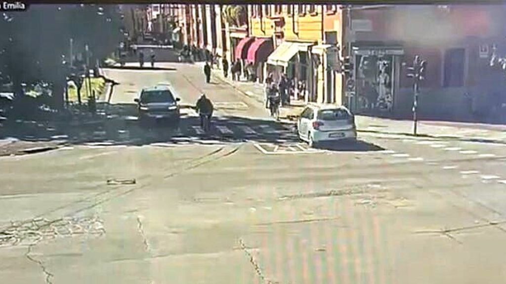 L'auto dell'attentatore di Modena si dirige contro la folla
