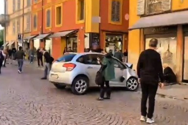 L'auto del 31enne che ha investito 8 persone a Modena