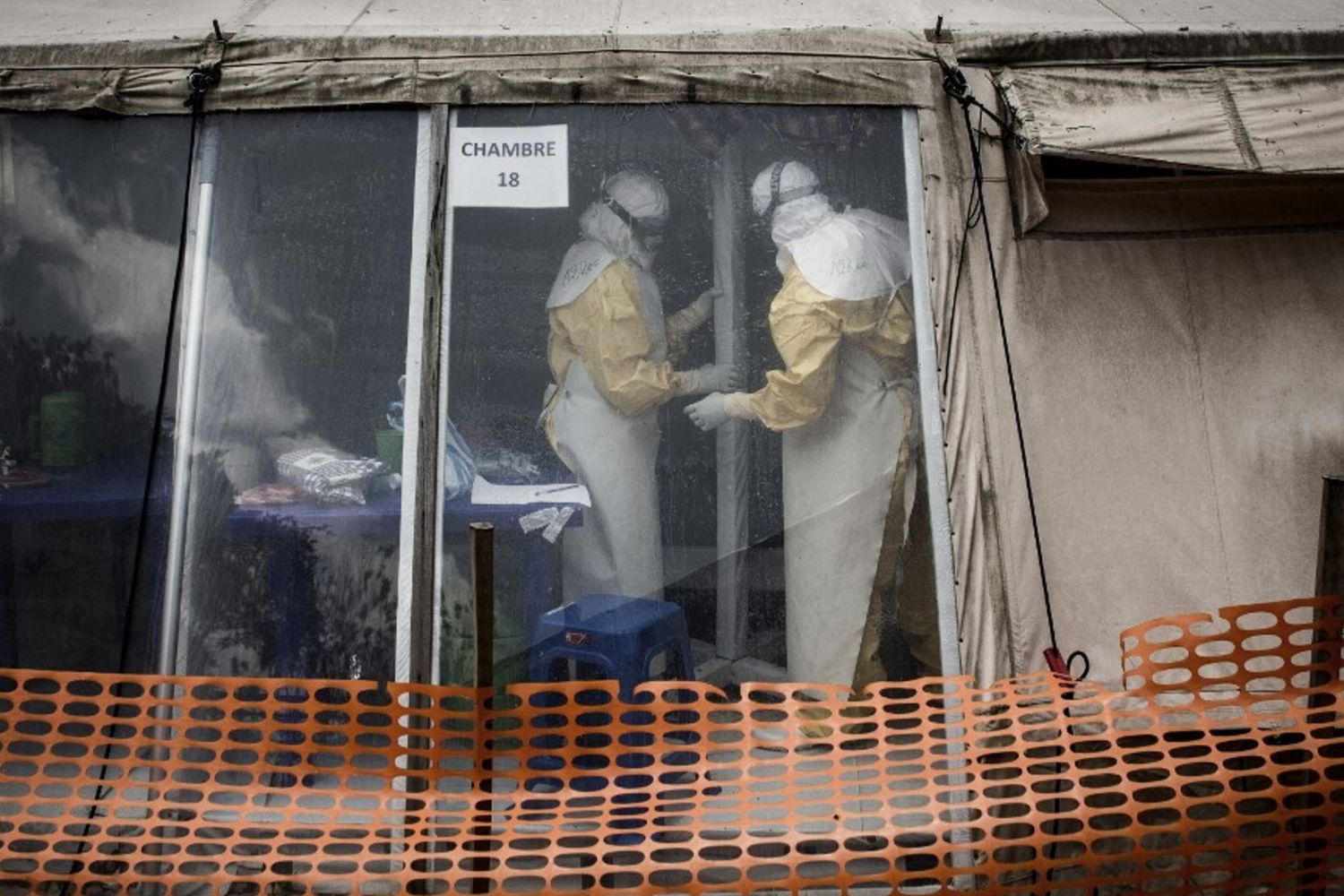 Operatori sanitari sono ritratti all'interno della "zona rossa" di un centro di trattamento per l'Ebola, in Congo