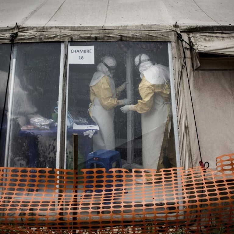 Operatori sanitari sono ritratti all'interno della "zona rossa" di un centro di trattamento per l'Ebola, in Congo