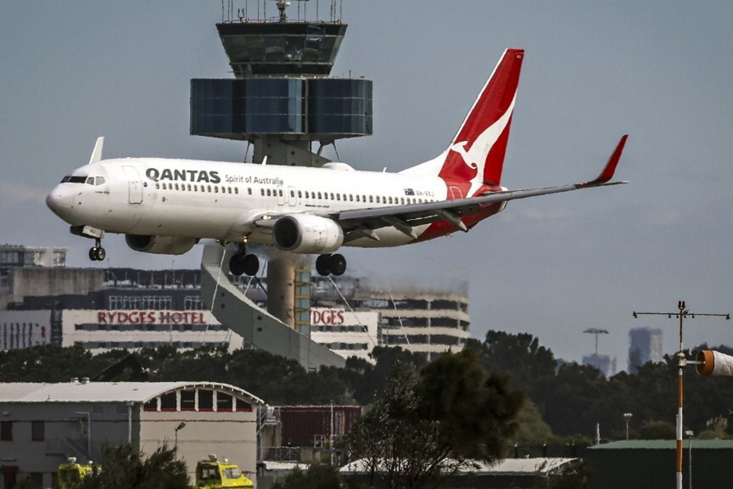 Aereo Qantas fa scalo forzato a Tahiti: passeggero violento
