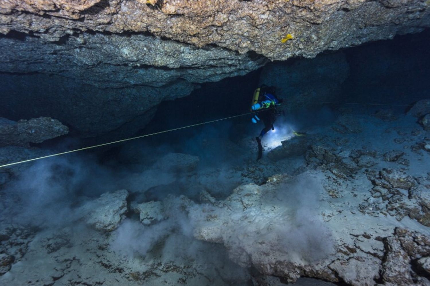 Un sub-speleologo specializzato in immersioni in grotta durante una delicata operazione di ricerca e soccorso subacqueo.