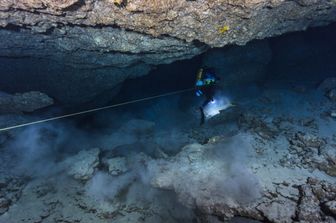 Un sub-speleologo specializzato in immersioni in grotta durante una delicata operazione di ricerca e soccorso subacqueo.