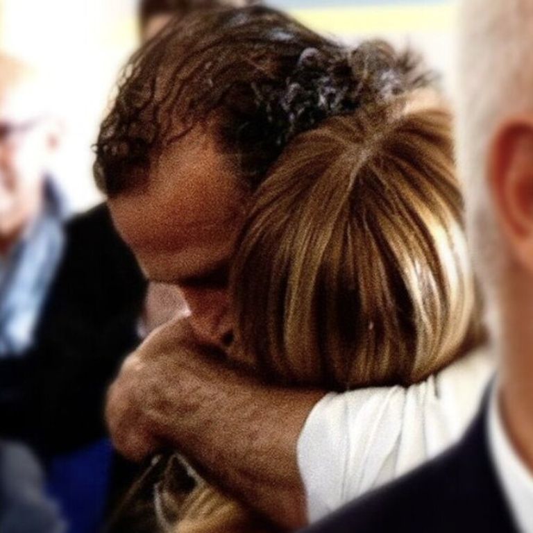 L'abbraccio tra la premier Meloni e il cittadino eroe Luca Signorelli