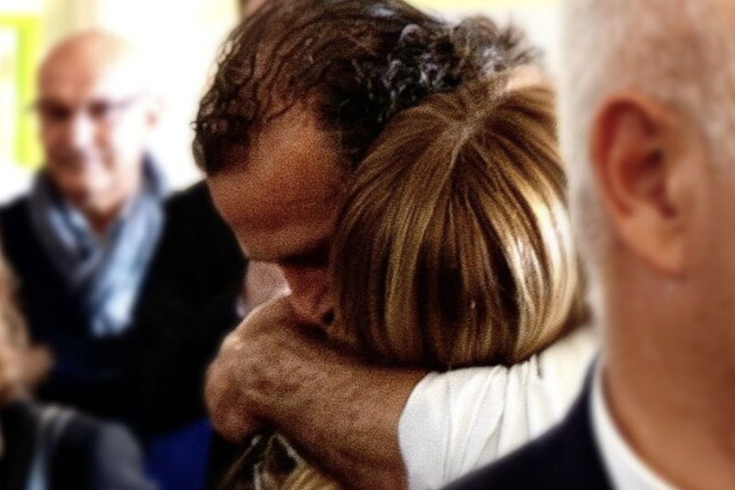 L'abbraccio tra la premier Meloni e il cittadino eroe Luca Signorelli
