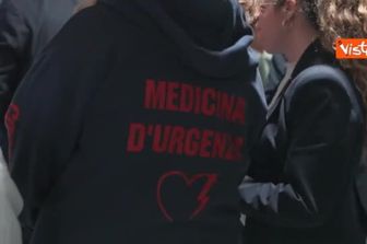 Auto sulla folla a Modena, Mattarella e Meloni visitano i feriti. Ai medici: Grazie per ciò che fate