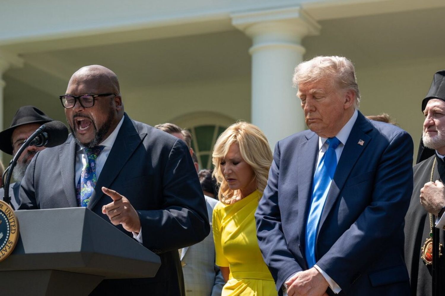 Trump legge la Bibbia