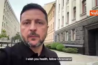 Mosca colpita a 500 chilometri dal confine, Zelensky: Superati i sistemi di difesa russi