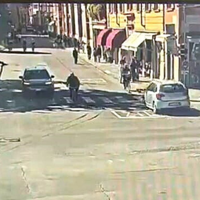 L'auto dell'attentatore di Modena si dirige contro la folla