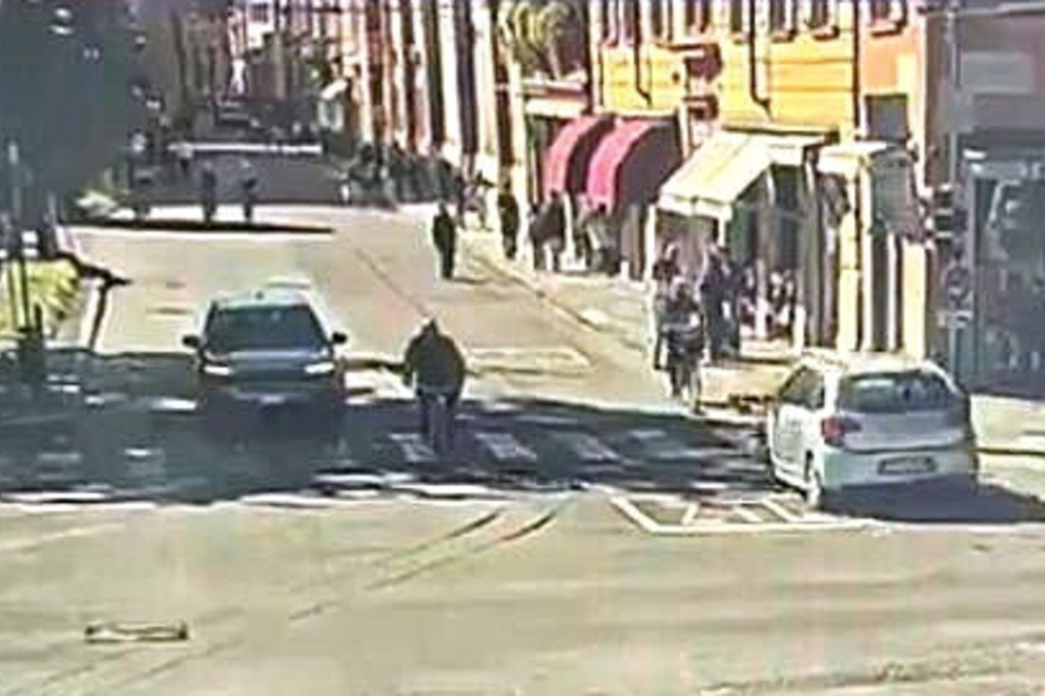 L'auto dell'attentatore di Modena si dirige contro la folla