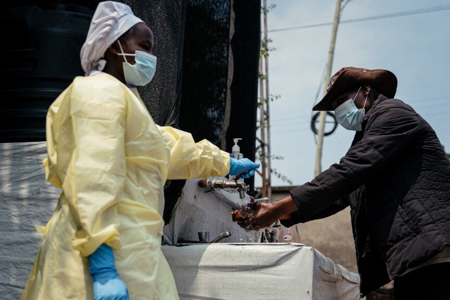 Operatori sanitari impegnati nel contenimento del virus Ebola. L'Oms ha dichiarato l'emergenza internazionale per il ceppo Bundibugyo