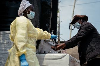 Operatori sanitari impegnati nel contenimento del virus Ebola. L'Oms ha dichiarato l'emergenza internazionale per il ceppo Bundibugyo