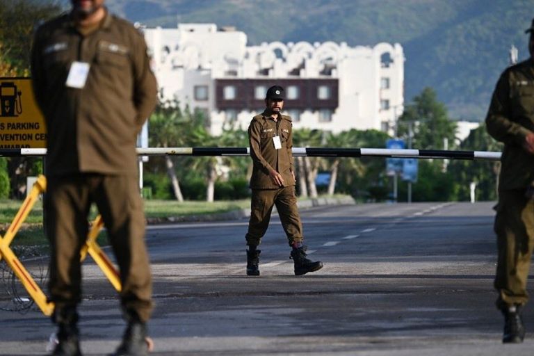 Agenti di polizia presidiano i pressi dell'Hotel Serena, sede dei colloqui tra Stati Uniti e Iran, nella Zona Rossa di Islamabad il 25 aprile 2026