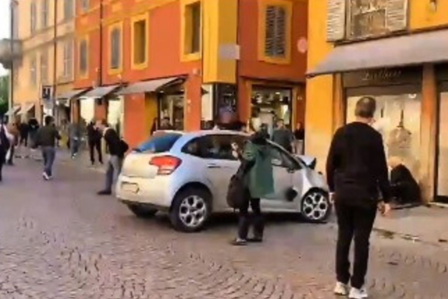 L'auto del 31enne che ha investito 8 persone a Modena
