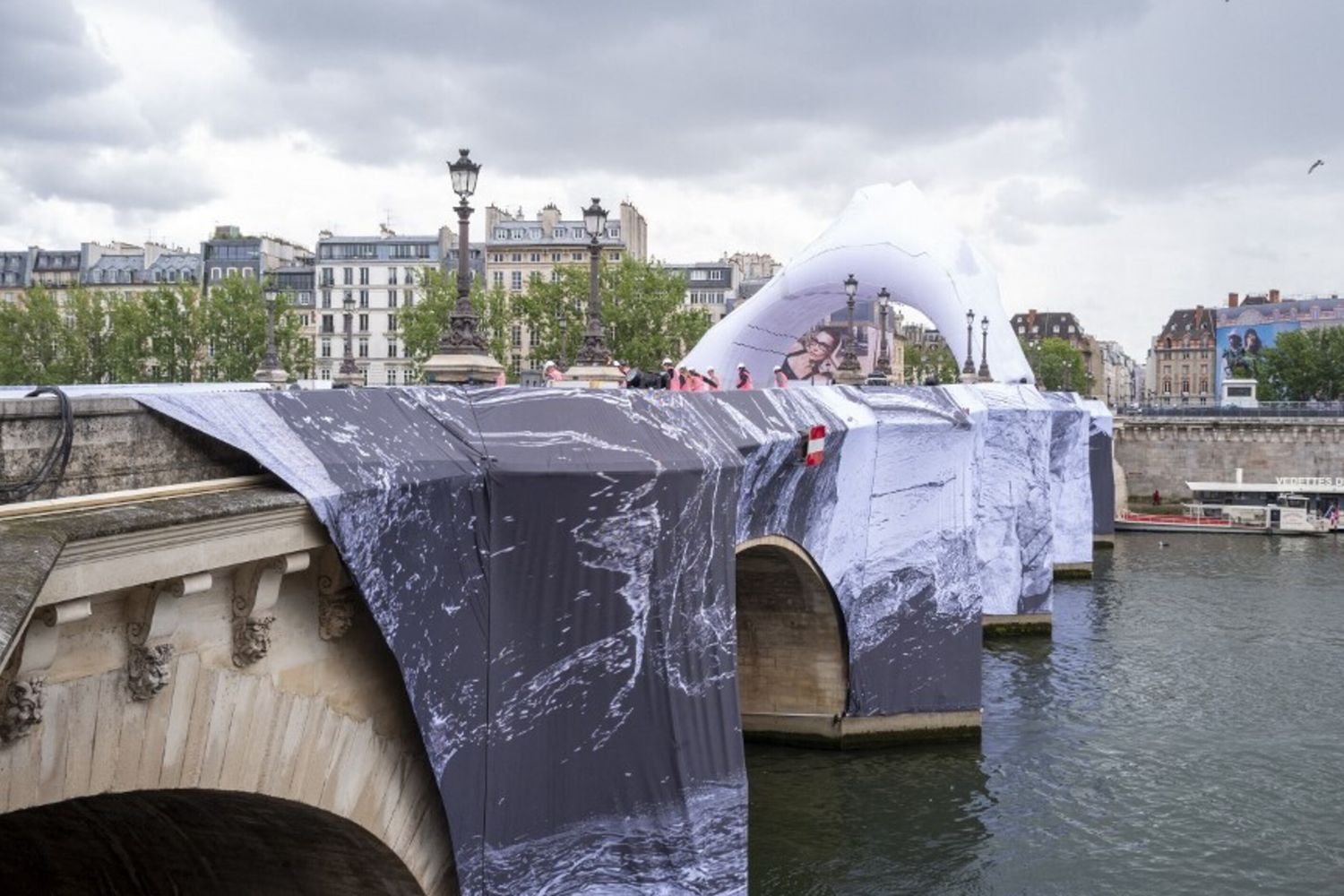 L’installazione de “La grotte du Pont-Neuf”, l’ultima creazione del fotografo e artista di strada francese JR a Parigi