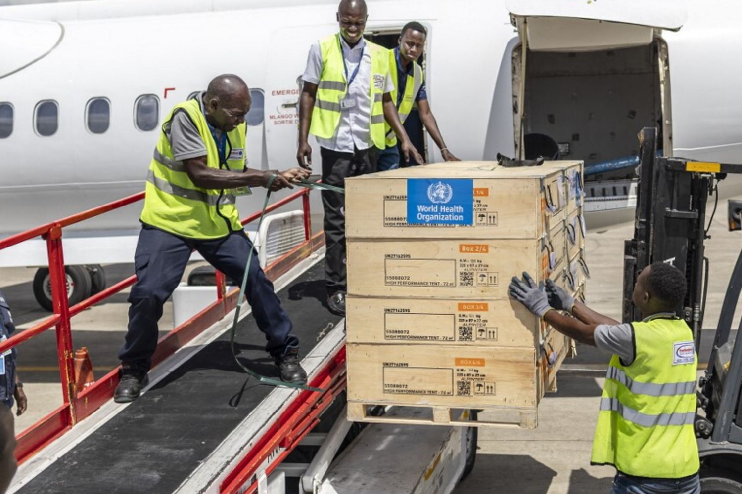 Il personale di terra carica forniture mediche su un aereo charter del Servizio aereo umanitario delle Nazioni Unite (UNHAS) nella Repubblica Democratica del Congo orientale,per contrastare l'epidemia di Ebola,