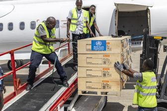 Il personale di terra carica forniture mediche su un aereo charter del Servizio aereo umanitario delle Nazioni Unite (UNHAS) nella Repubblica Democratica del Congo orientale,per contrastare l'epidemia di Ebola,