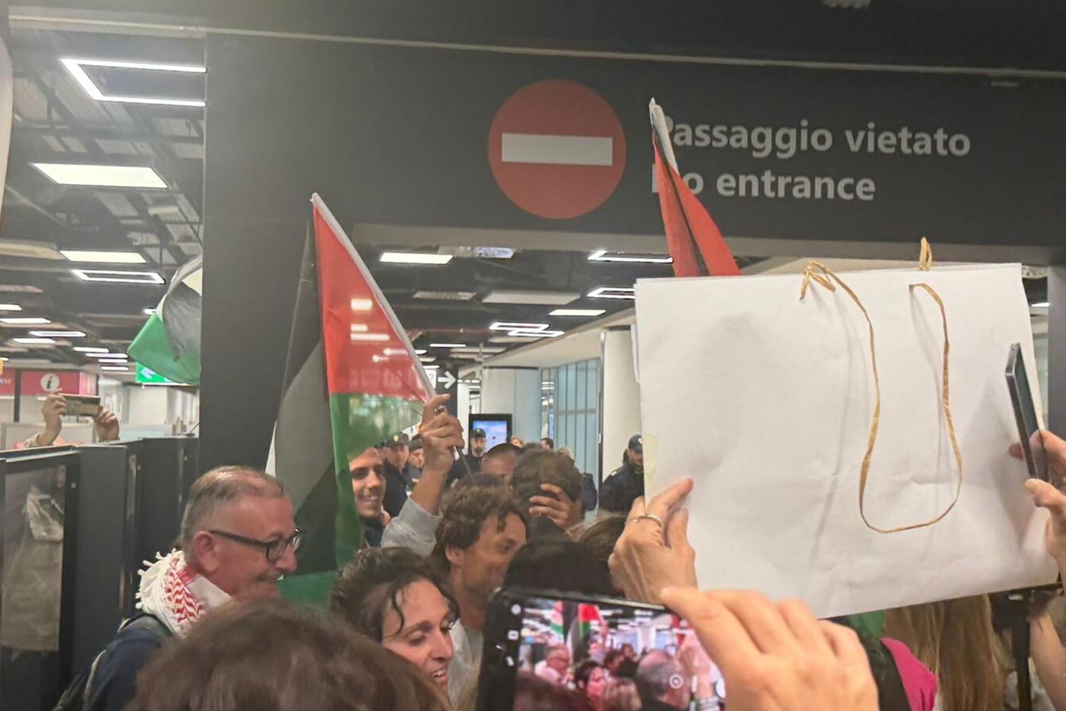 Attivisti della Flotilla a Fiumicino