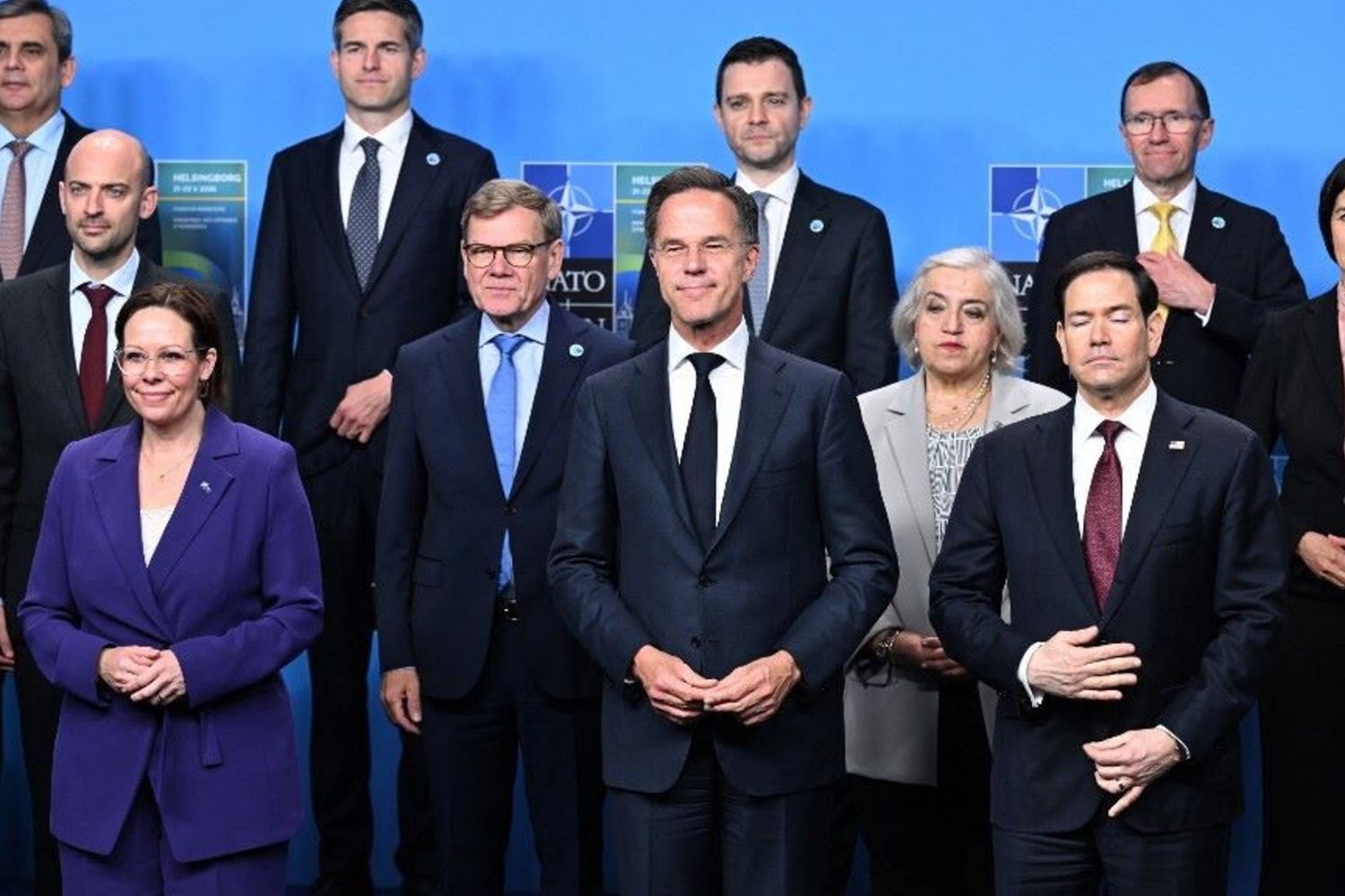 Il Segretario Generale della Nato Mark Rutte, il Segretario di Stato americano Marco Rubio, il Ministro degli Esteri svedese Maria Malmer Stenergard e i partecipanti posano per una foto di gruppo alla riunione dei Ministri degli Esteri della Nato a Helsingborg, in Svezia, il 22 maggio 2026