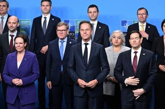 Il Segretario Generale della Nato Mark Rutte, il Segretario di Stato americano Marco Rubio, il Ministro degli Esteri svedese Maria Malmer Stenergard e i partecipanti posano per una foto di gruppo alla riunione dei Ministri degli Esteri della Nato a Helsingborg, in Svezia, il 22 maggio 2026
