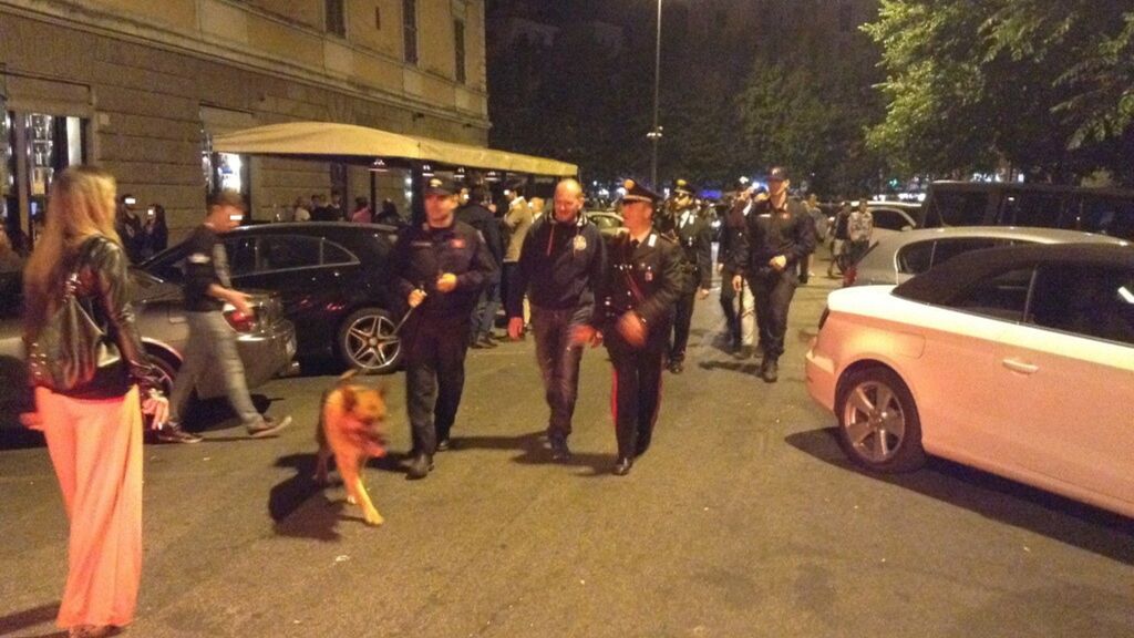Controlli dei carabinieri a Ponte Milvio