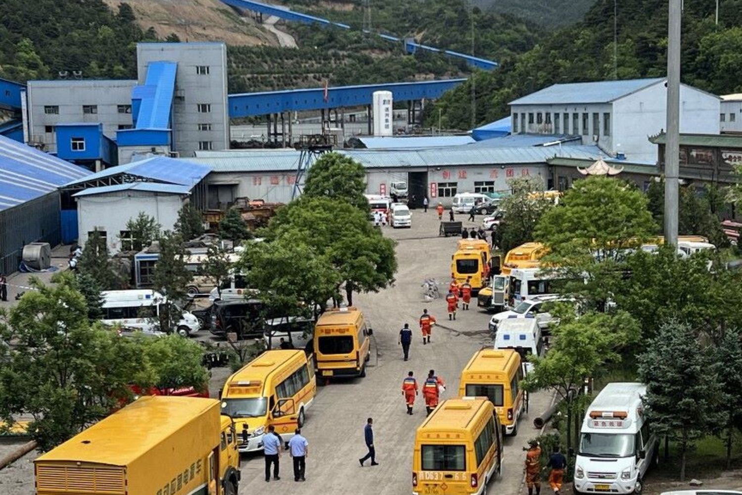 I soccorritori nella miniera di carbone nella provincia dello Shanxi, nel nord della Cina, il 23 maggio 2026