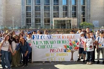 L'abbraccio dei ragazzi al Palazzo di giustizia di Palermo (VIDEO)