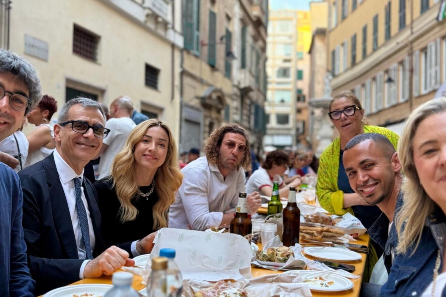 Genova: 5mila alla "cena condivisa" tra i caruggi. A tavola anche Silvia Salis
