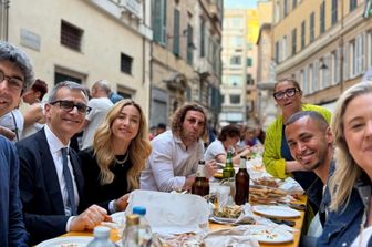 Genova: 5mila alla "cena condivisa" tra i caruggi. A tavola anche Silvia Salis