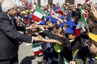 Il Presidente della Repubblica Sergio Mattarella accolto dai bambini di Pontedera al suo arrivo al Museo Piaggio in occasione della celebrazione della Festa del Lavoro il 30/04/2026
