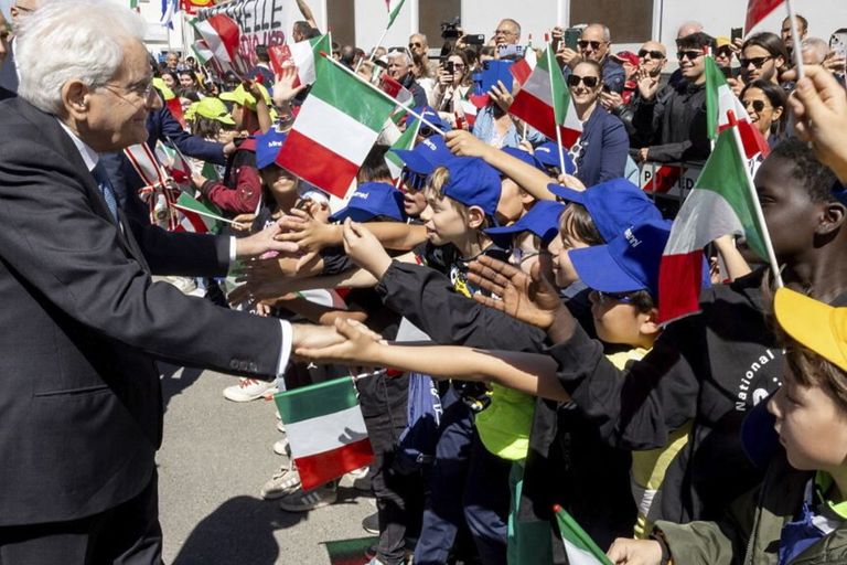 Il Presidente della Repubblica Sergio Mattarella accolto dai bambini di Pontedera al suo arrivo al Museo Piaggio in occasione della celebrazione della Festa del Lavoro il 30/04/2026