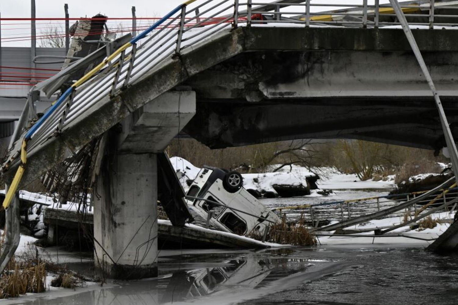 Un ponte distrutto a Irpin, a nord-ovest di Kiev, durante una cerimonia commemorativa il 24 febbraio 2026, in occasione del quarto anniversario dell'invasione russa dell'Ucraina.