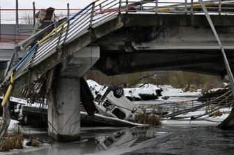 Un ponte distrutto a Irpin, a nord-ovest di Kiev, durante una cerimonia commemorativa il 24 febbraio 2026, in occasione del quarto anniversario dell'invasione russa dell'Ucraina.