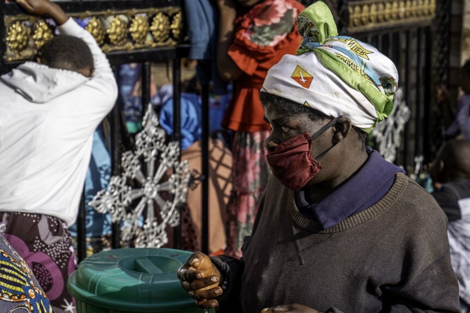 Una parrocchiana cattolica entra in chiesa dopo essersi lavata le mani, seguendo le istruzioni delle autorità locali per limitare la diffusione dell'epidemia di Ebola nella Repubblica Democratica del Congo