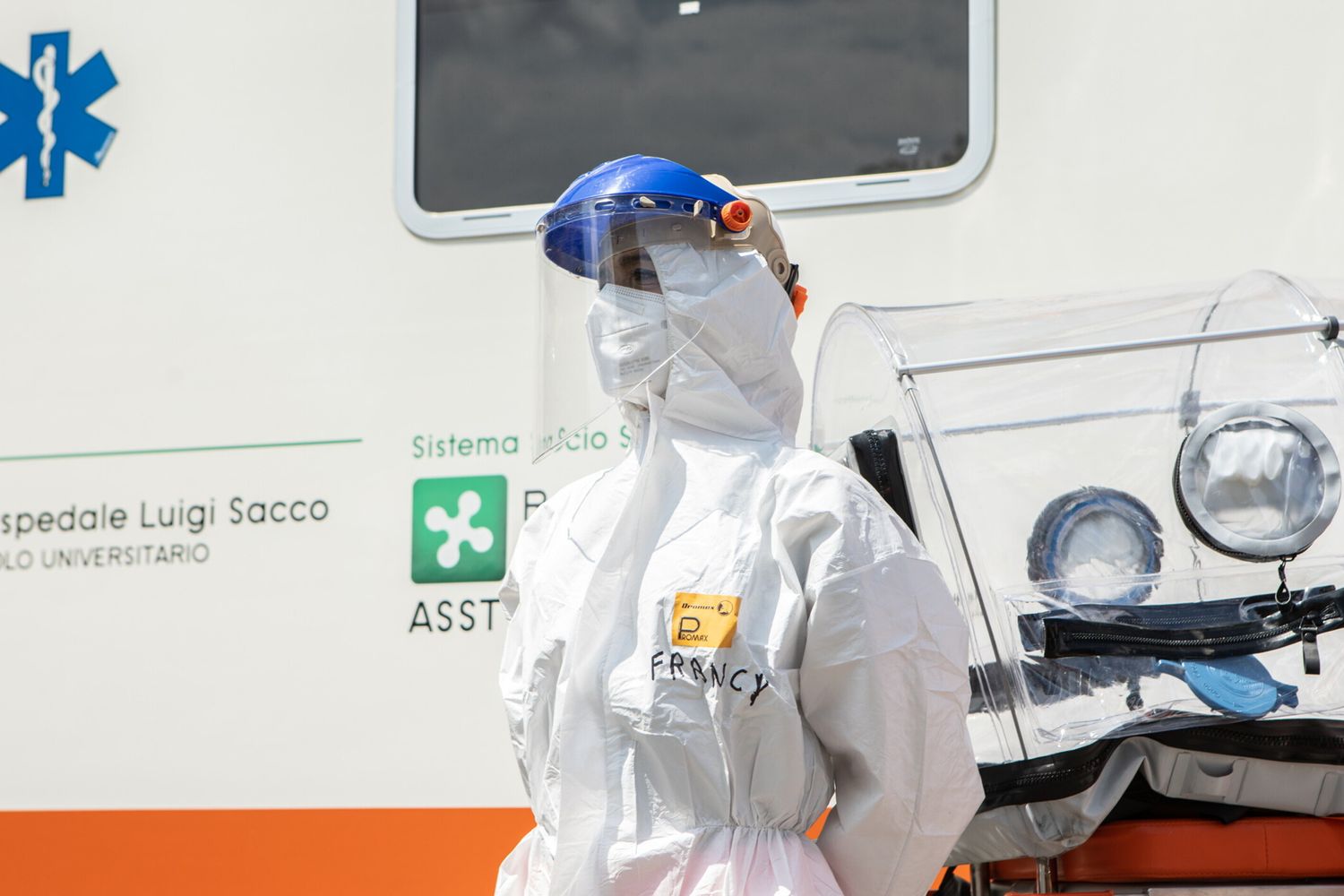 Operatori sanitari specializzati nella gestione del rischio infettivo. Al Sacco di Milano sono scattati i protocolli di massimo biocontenimento per i due casi sospetti di Ebola (Foto di repertorio)