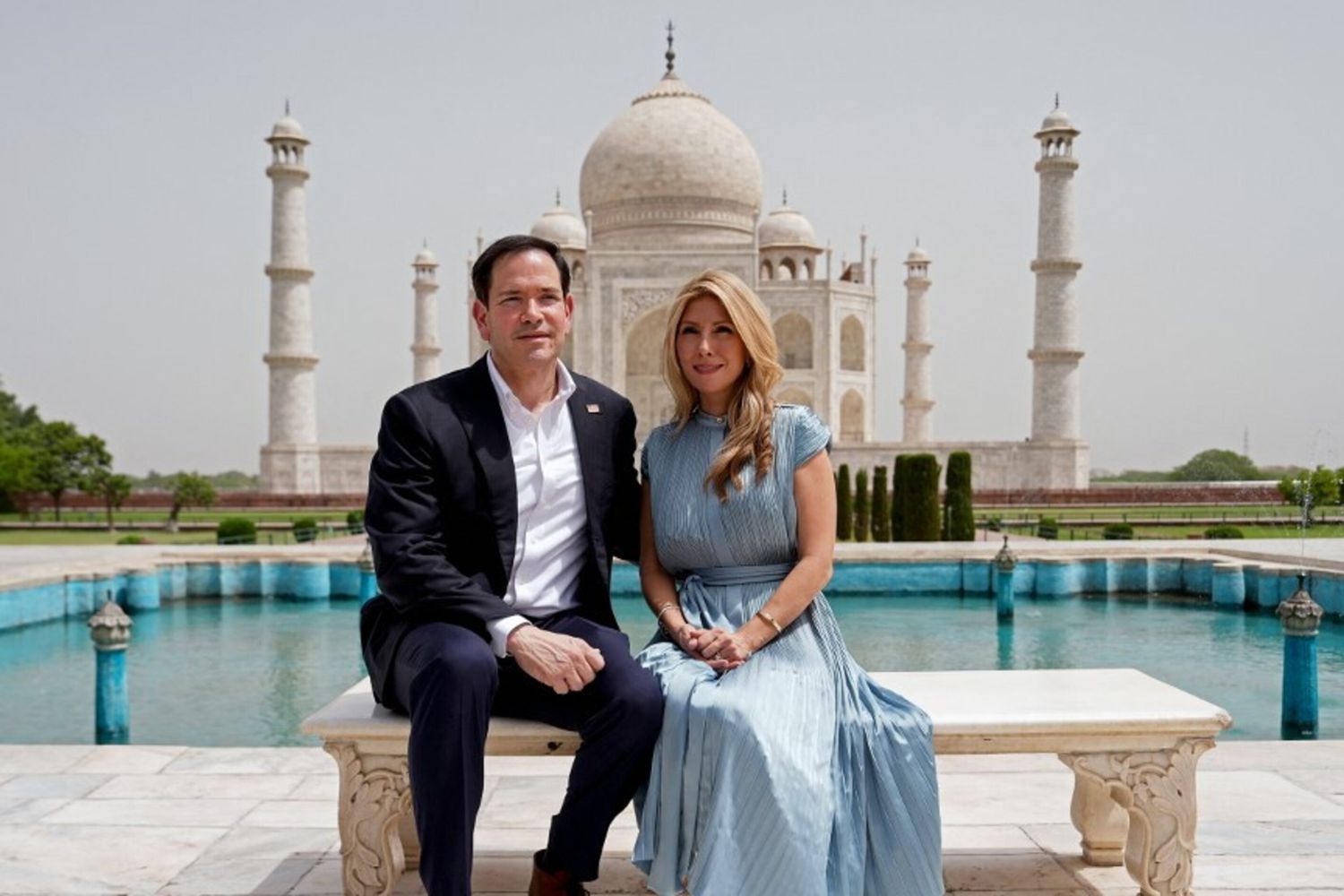 Il Segretario di Stato americano Marco Rubio posa accanto alla moglie Jeanette al Taj Mahal di Agra