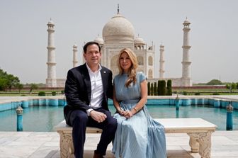 Il Segretario di Stato americano Marco Rubio posa accanto alla moglie Jeanette al Taj Mahal di Agra