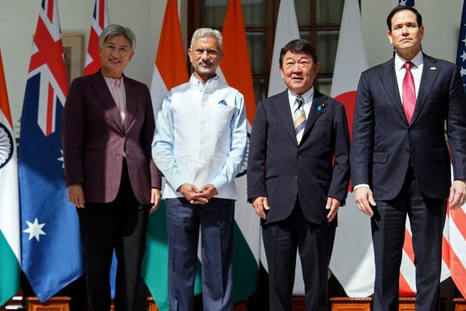 I ministri degli Esteri australiano Penny Wong, indiano Subrahmanyam Jaishankar, giapponese Toshimitsu Motegi e il segretario di Stato americano Marco Rubio nella foto di famiglia durante la riunione del Quad a Nuova Delhi il 26 maggio 2026