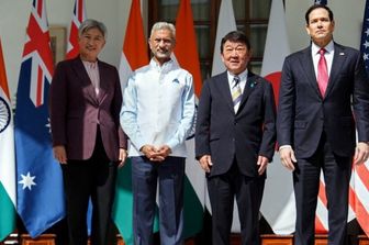 I ministri degli Esteri australiano Penny Wong, indiano Subrahmanyam Jaishankar, giapponese Toshimitsu Motegi e il segretario di Stato americano Marco Rubio nella foto di famiglia durante la riunione del Quad a Nuova Delhi il 26 maggio 2026