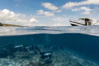 Subacquei in partenza per un’immersione a Nusa Penida, Indonesia
