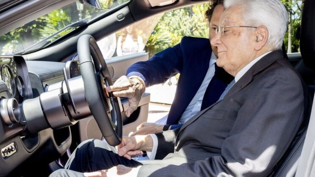 Mattarella a bordo della Ferrari Luce presentata al Quirinale
